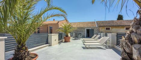 Villa luxueuse, plusieurs chambres, 2 salles de bains (Villa Galant with Pool and Sauna) | Terrasse/patio
