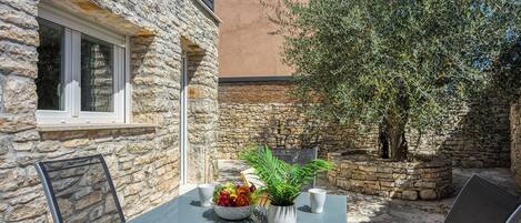 Luksushuvila, useita makuuhuoneita, 2 kylpyhuonetta (Villa Galant with Pool and Sauna) | Ulkoruokailutilat