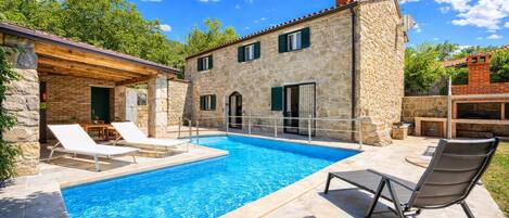 Piscine extérieure (ouverte en saison)