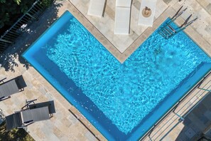 Villa Familiale, plusieurs chambres, côté montagne (Stone Villa Galant with Pool) | Piscine extérieure | Piscine extérieure (ouverte en saison)