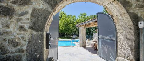 시즌별로 운영되는 야외 수영장