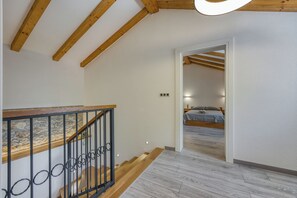 Familie villa, meerdere slaapkamers, uitzicht op gebergte (Stone Villa Galant with Pool) | 3 slaapkamers, gratis wifi, beddengoed