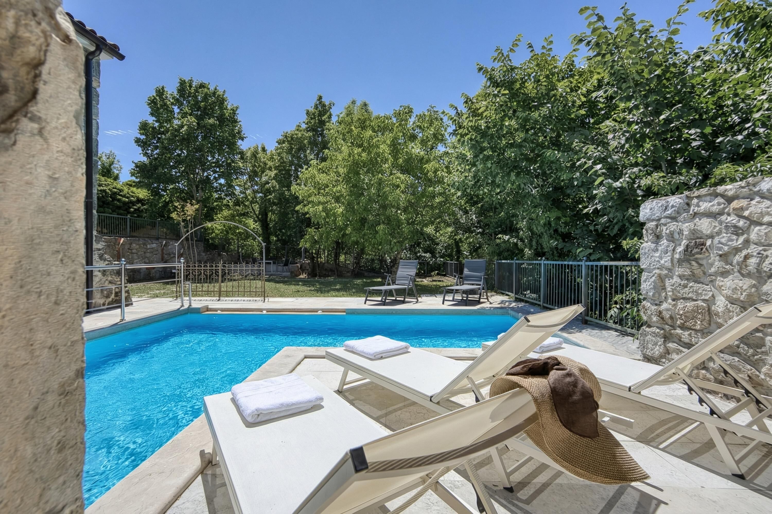 Familievilla - 3 soveværelser - mikrobølgeovn - ved bjerg (Stone Villa Galant with Pool) | Udendørs pool | Sæsonbestemt udendørs pool