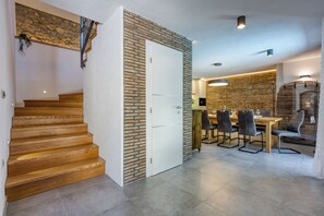 Familie villa, meerdere slaapkamers, uitzicht op gebergte (Stone Villa Galant with Pool) | Dineerruimte