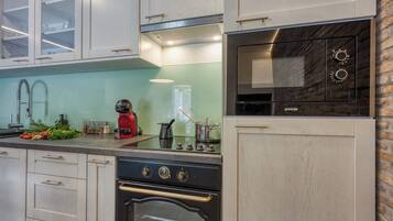 فيلا عائلية - ٣ غرف نوم - بالقرب من الجبل (Stone Villa Galant with Pool) | مطبخ خاص | ثلاجة، ميكروويف، فرن، موقد طهي مسطح