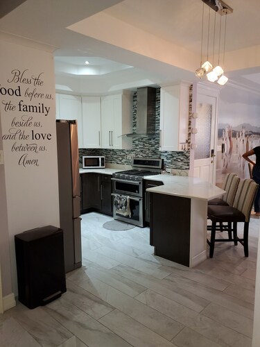 Charming 2-bedroom apartment in Kingston with WiFi, AC and swimming pool