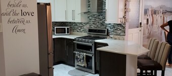 Charming 2-bedroom apartment in Kingston with WiFi, AC and swimming pool