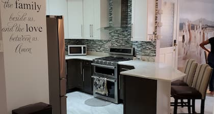 Charming 2-bedroom apartment in Kingston with WiFi, AC and swimming pool