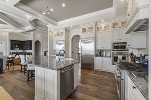 Kühlschrank, Mikrowelle, Herdplatte, Geschirrspüler