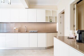 Kühlschrank, Mikrowelle, Ofen, Geschirrspüler