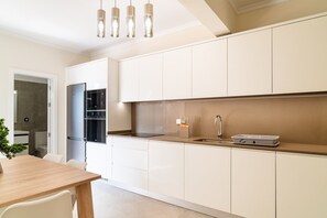 Kühlschrank, Mikrowelle, Ofen, Geschirrspüler