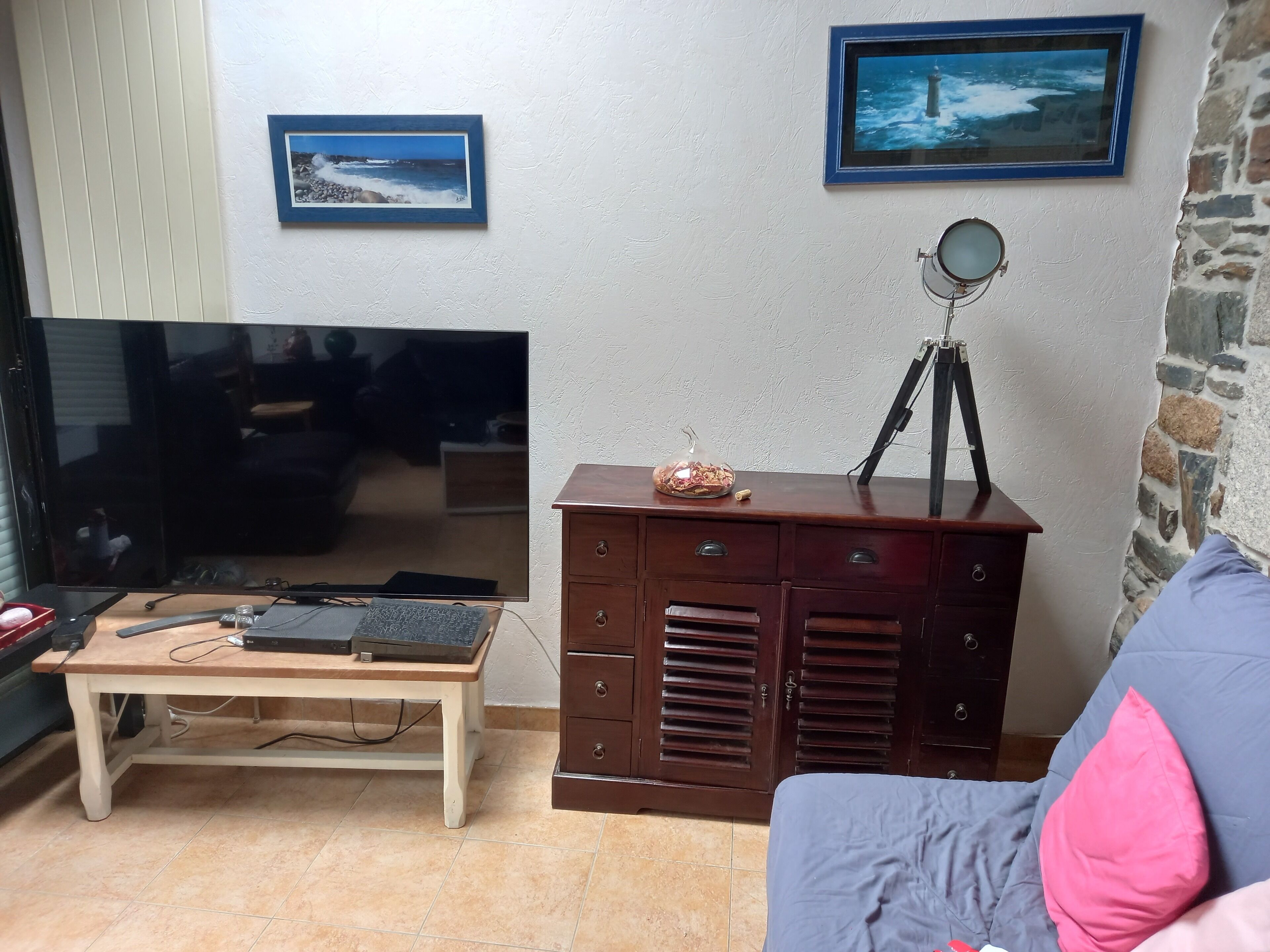 Smart-tv, een dvd-speler en boeken