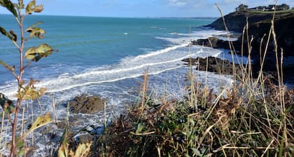 Breton house in the village of Hillion, 300m from the sea