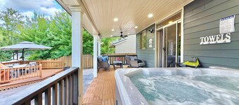 Luxury Wine Country Home • HotTub • Walk Downtown