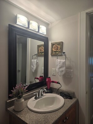 Sèche-cheveux, serviettes fournies, savon, papier toilette