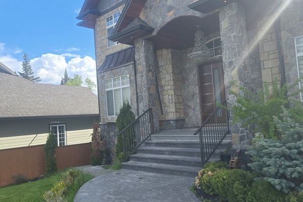 Pathway to the entrance of the listed apartment (left turn)