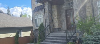  Luxury Lodge Getaway II. w/ Wi-Fi & AC in awesome PG. Close to University of PG