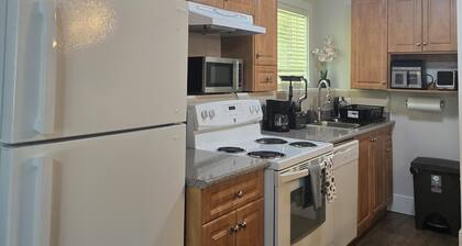 Charming 2-bedroom apartment with WiFi, AC in awesome CPG. Close to University.