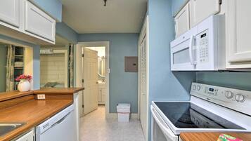 Fridge, microwave, stovetop, dishwasher