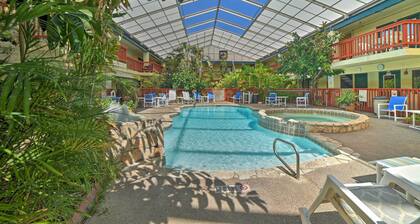 Walk to Padre Beach: Studio w/ Hot Tub Access