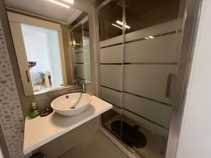 Shower, hair dryer, bidet, towels - Gorgeous 2 Bed Apartment Los Alcazares (Los Alcázares)