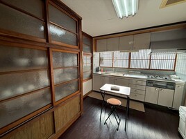 Refrigerador con freezer, microondas, placa de cocina, arrocera