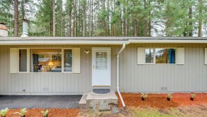 A single-story house with a front porch, a small entryway, and a garage. - 3 Miles to the Mendenhall Glacier (Juneau)