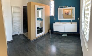 Dusche, Haartrockner, Handtücher