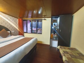 ห้องดีลักซ์ดับเบิล | ตู้นิรภัยในห้องพัก, โต๊ะทำงาน, ห้องเก็บเสียง, ผ้าปูที่นอน