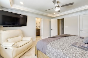 3 bedrooms, desk, iron/ironing board, travel crib