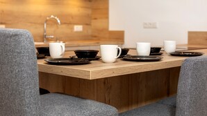Une cuisine moderne avec des meubles en bois et un îlot central doté de sièges.