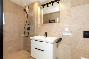Douche, serviettes fournies