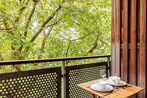 Outdoor dining - Modern Mile End Flat near Park (London)