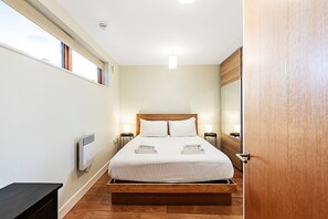 1 slaapkamer, een bureau, een strijkplank/strijkijzer, internet