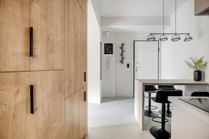 Appartamento, 2 camere da letto, cucina, vista città | Cucina privata | Frigorifero con congelatore, forno, piano cottura, lavastoviglie