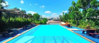 Riverside Pool Villa in Urban Oasis