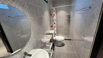 Chuveiro, secador de cabelo, bidê, toalhas de banho