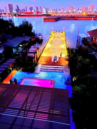 Riverside Pool Villa in Urban Oasis