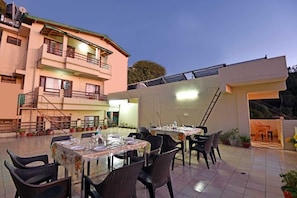 Lobby sitting area - Green Roof Hotel Nainital (Nainital)