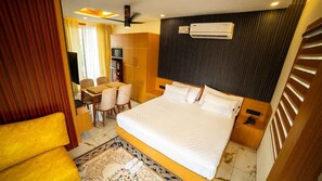 Luxury-Studiosuite, Raucher, Seeseite | Zimmersafe, Schreibtisch, laptopgeeigneter Arbeitsplatz