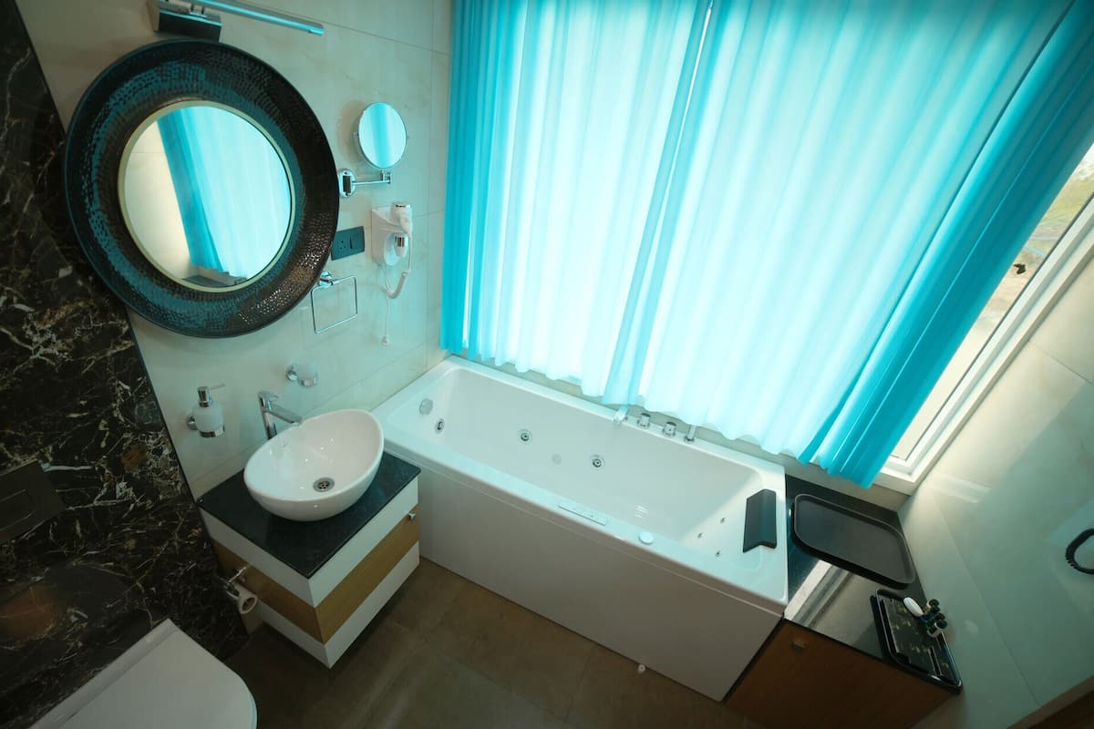 Royal Studio Suite, Smoking, Balcony | Bathroom | Free toiletries, hair dryer, towels, soap