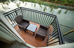 Luksus-studiosuite, røyk, ved innsjø | Safe på rommet, skrivebord og skrivebord for bærbar PC