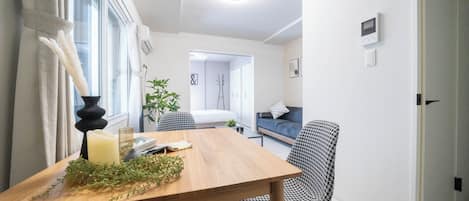 تناول الطعام داخل الغرفة