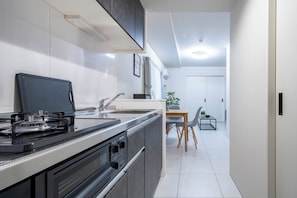 Full-size fridge, microwave, stovetop, electric kettle