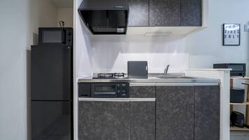 Een koelkast/vriezer, een magnetron, een kookplaat, een broodrooster