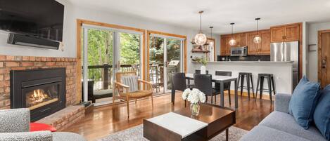 テレビ、暖炉、ステレオ