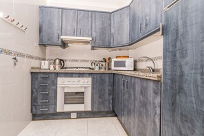 Kühlschrank, Mikrowelle, Ofen, Wasserkocher