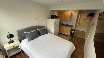 1 bedroom, desk, iron/ironing board, WiFi (free)