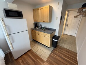 Mikrobølgeovn, kaffetrakter/tekoker, kjøkkenutstyr og krydder