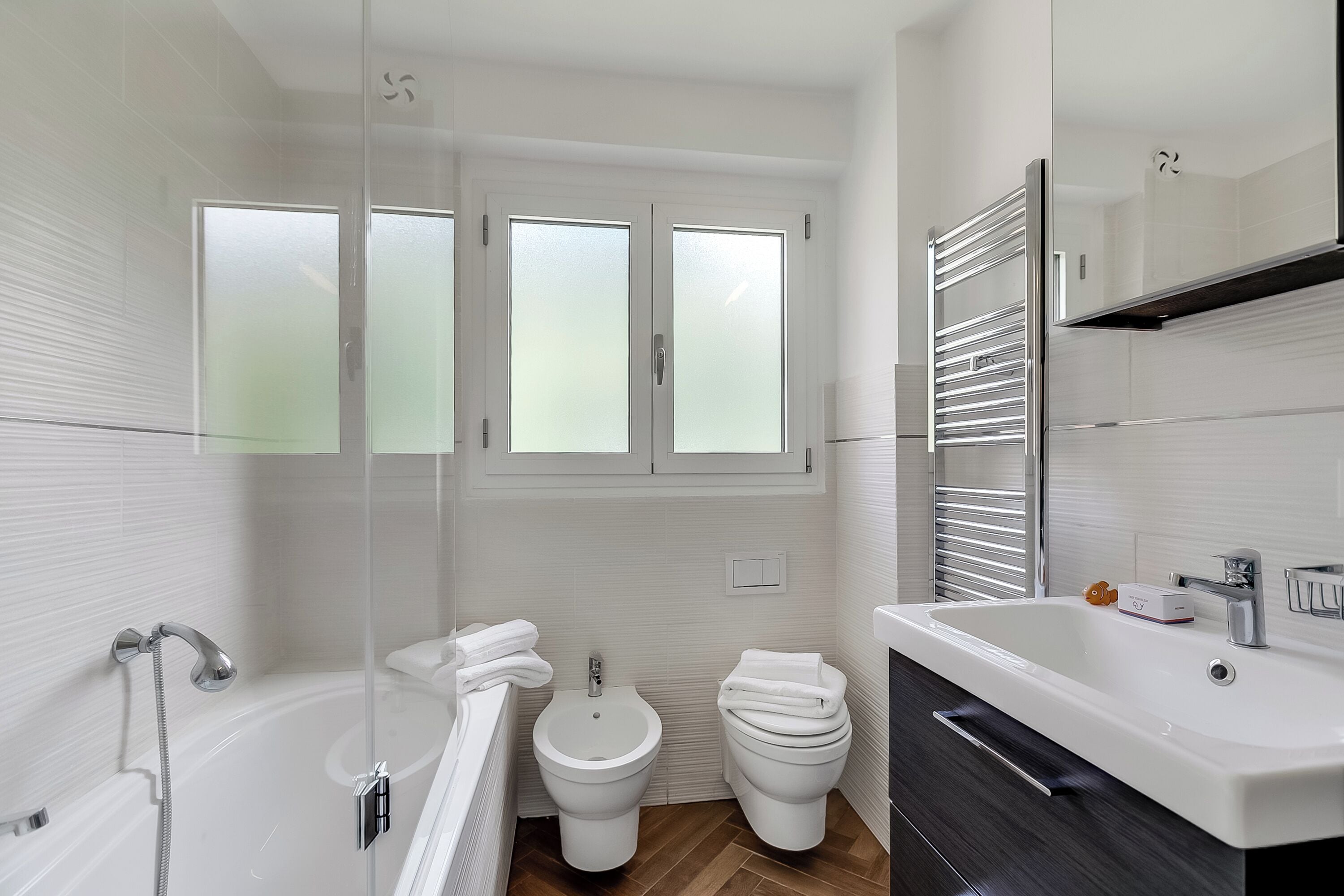 Appartement Standard, plusieurs chambres, côté montagne (Boutique Apartment Limone Ski In Ski) | Salle de bain | Baignoire, bidet, serviettes fournies, savon